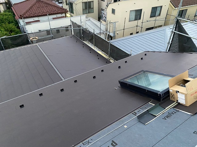 スレート屋根から横暖ルーフを使った屋根カバー工事を行いました！川口市屋根カバー工事　横暖ルーフαｓ　ニチハ　センタールーフ　スレートボロボロ　ガルバリウム鋼板　